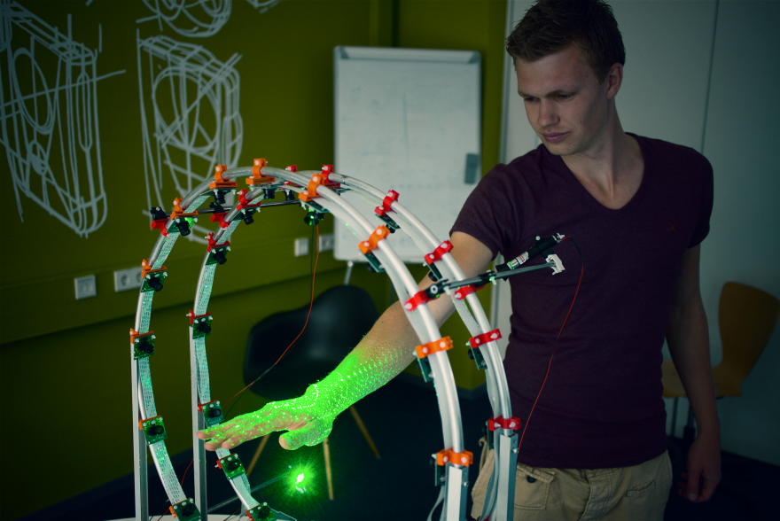../../../../_images/3d_scanning_hand.png